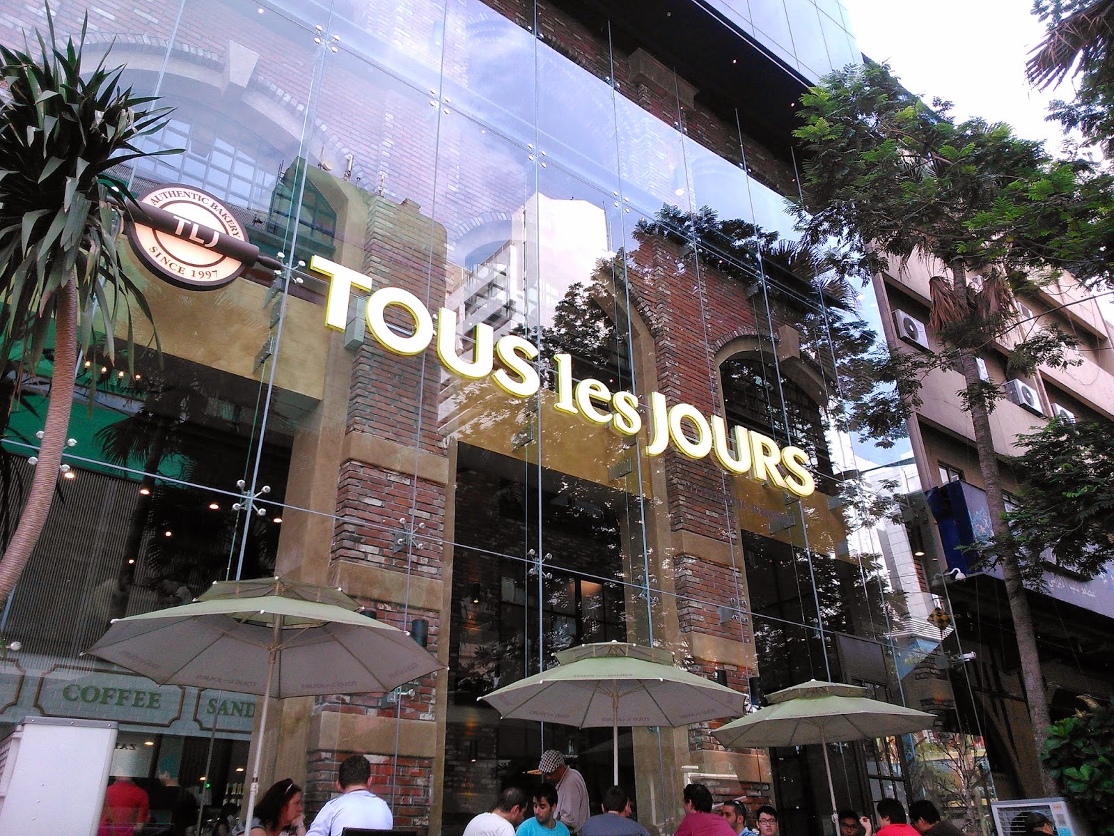 Tous Les Jours, a Korean bakery franchise owned by CJ Foodville Vietnam is among the most popular outlet in Vietnam. (Photo: Trade Circle)