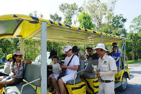 Visitors go on a tour on Phu Quoc Island. Kien Giang Province's government has added three projects, at a cost of over VND4.8 trillion, to the list of projects in need of investment on Phu Quoc Island. (Photo: Dao Loan)
