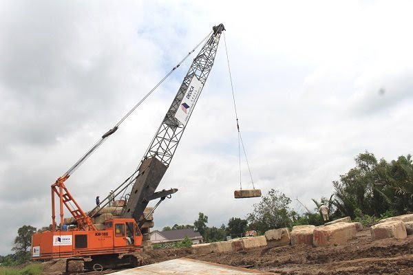 The Trung Luong-My Thuan expressway project is under construction. Vinh Long Province is expected to seize many opportunities to attract foreign direct investment when the Trung Luong-My Thuan expressway is opened to traffic. (Photo: Trung Chanh)