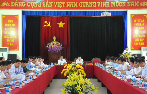 Chairman of the People’s Committee of Hanoi Nguyen Duc Chung led the city delegation to work with leaders of Dan Phuong district. Photo by Kinhtedothi