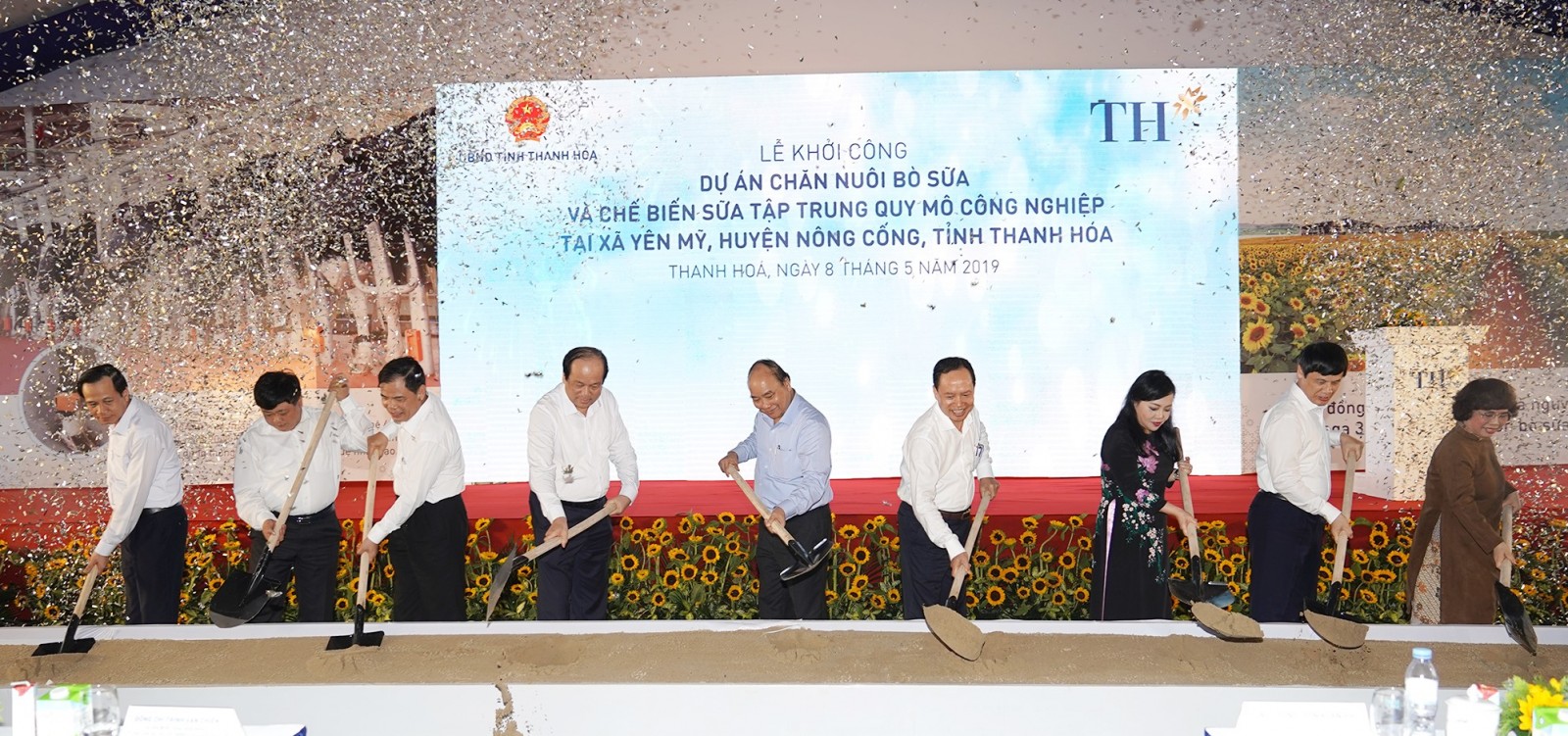 Thủ tướng Nguyễn Xuân Phúc và các đại biểu dự lễ khởi công Dự án.