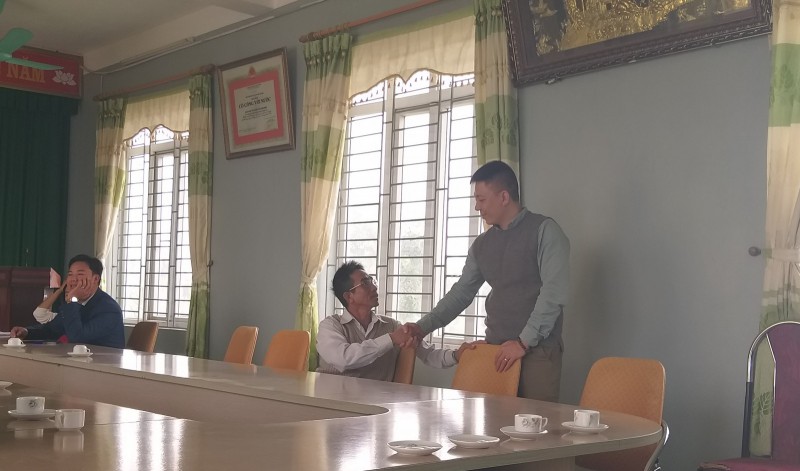 Ông Trương Xuân Lễ (ngồi) cùng luật sư bảo vệ quyền lợi xung quanh vụ việc huyện Hoằng Hóa chậm trễ thi hành án.