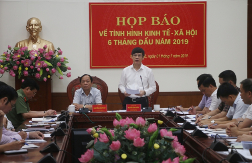 Ông Nguyễn Đình Xứng, Chủ tịch UBND tỉnh Thanh Hóa chủ trì họp báo. Ảnh của Báo Văn hóa và Đời sống.