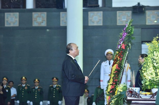 Thủ tướng Nguyễn Xuân Phúc thắp hương trước linh cữu đồng chí Lê Đức Anh.
