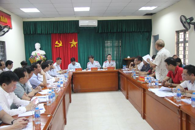 Tổng Thanh tra Chính phủ Lê Minh Khái trực tiếp lắng nghe ý kiến của người dân khiếu nại, tố cáo Dự án đường vành đai 1 Hà Nội (Ảnh: Nguyễn Trường).