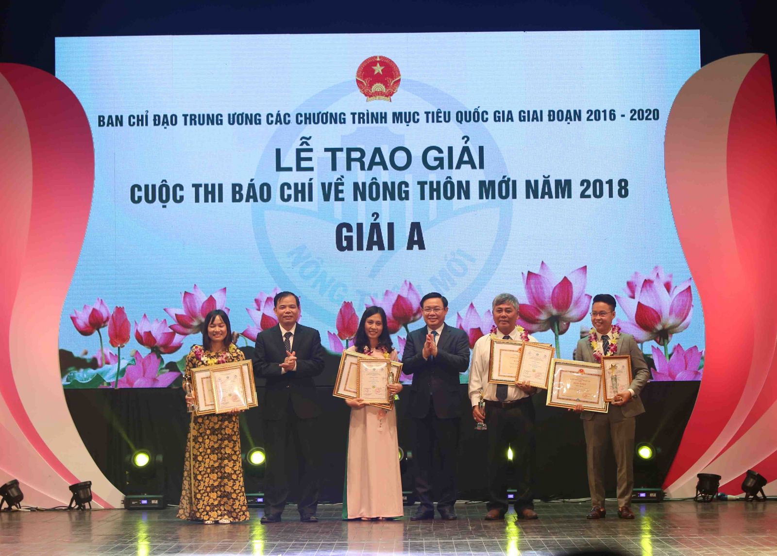 Phó Thủ tướng Vương Đình Huệ và Bộ trưởng Bộ NN&PTNT Nguyễn Xuân Cường trao giải A cuộc thi báo chí về Nông thôn mới năm 2018.