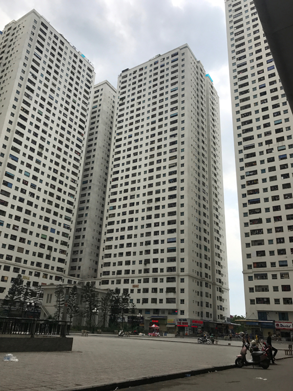 Các khu nhà cao tầng tại Hà Nội có rất ít không gian xanh.