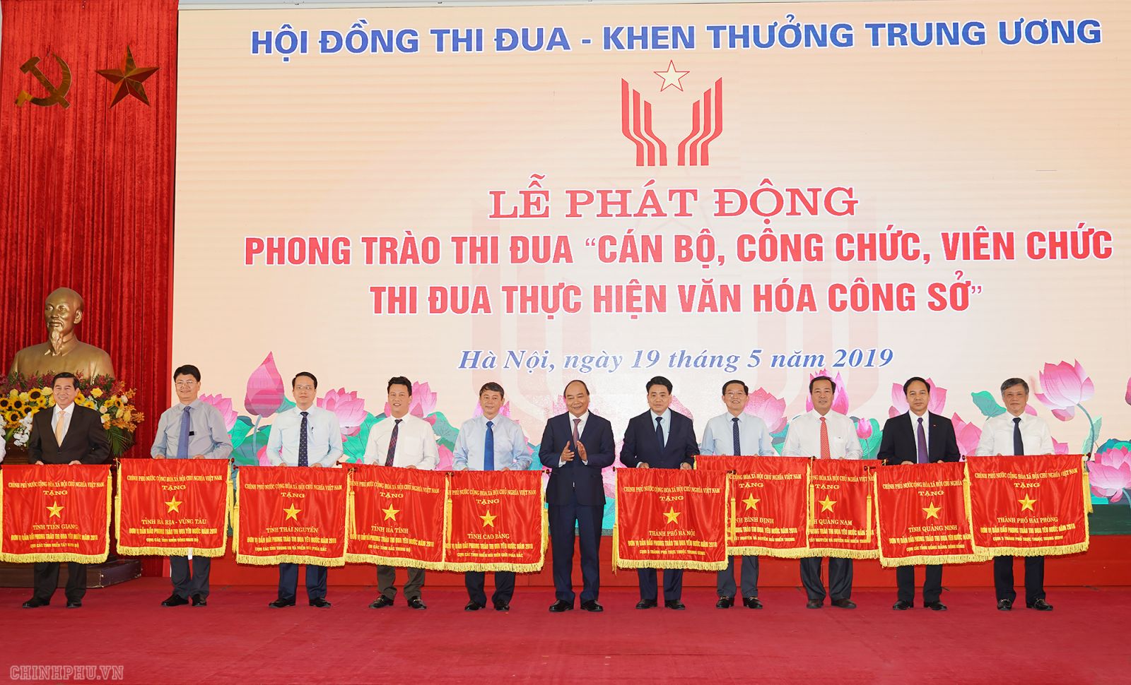 Thủ tướng Nguyễn Xuân Phúc trao Cờ thi đua của Chính phủ cho các địa phương. Ảnh VGP/Quang Hiếu