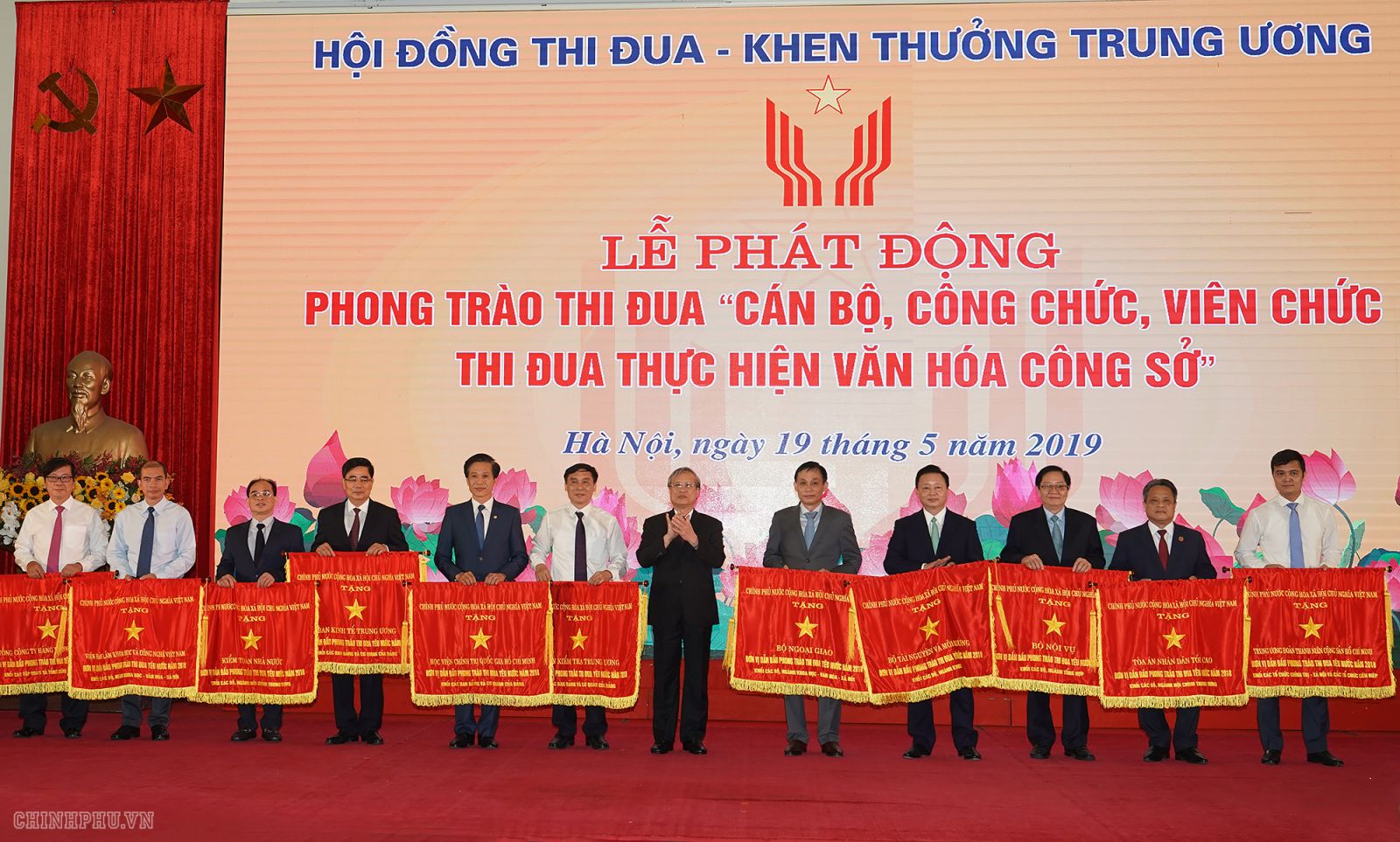 Thủ tướng Nguyễn Xuân Phúc trao Cờ thi đua của Chính phủ cho các địa phương. Ảnh VGP/Quang Hiếu