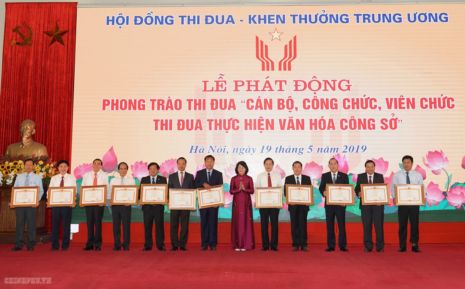 Phó Chủ tịch nước Đặng Thị Ngọc Thịnh trao Bằng khen cho các tập thể. Ảnh VGP/Quang Hiếu
