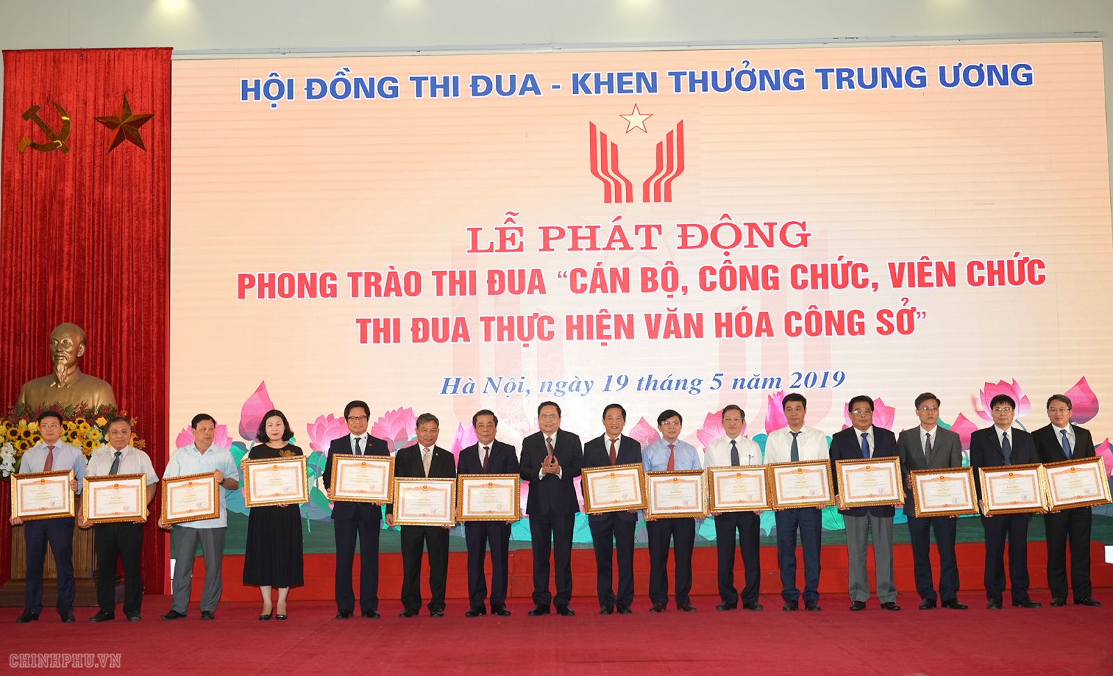 Chủ tịch Ủy ban Trung ương MTTQ Việt Nam Trần Thanh Mẫn trao Bằng khen cho các tập thể. Ảnh VGP/Quang Hiếu