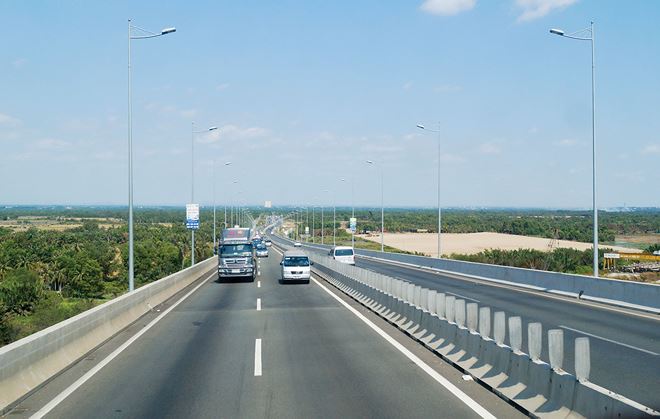 Kết nối giữa TP.HCM với các địa phương lân cận ngày càng dễ dàng nhờ nhiều tuyến cao tốc được đầu tư xây dựng.