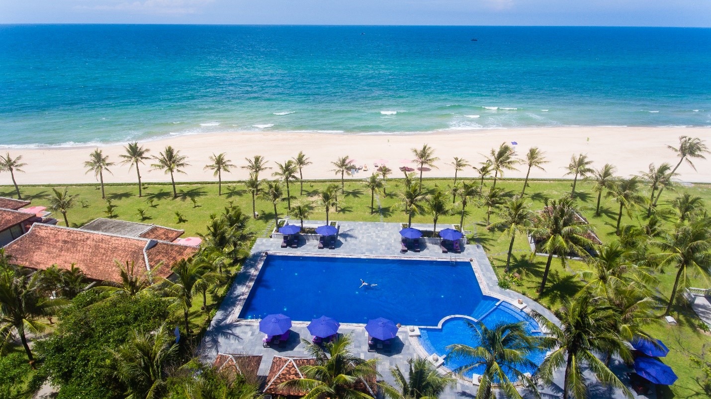 Ana Mandara Huế Beach Resort & Spa tọa lạc bên biển Thuận An, nơi được Vua Thiệu Trị (1807-1847) xếp vào “thần kinh nhị thập cảnh” – 20 kiệt tác thiên nhiên xứ Huế.
