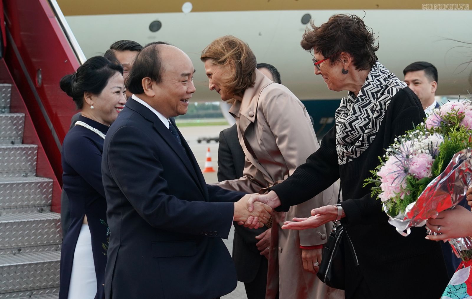 Đại diện Chính phủ Na Uy đón Thủ tướng và Phu nhân tại sân bay. Ảnh: VGP/Quang Hiếu