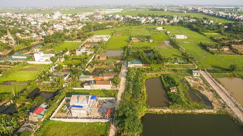 Thêm một căn biệt thự dạng mái thái mới đang được gấp rút hoàn thành của hộ ông Nguyễn Quang Chất (trú xã Song An, huyện Vũ Thư, tỉnh Thái Bình).