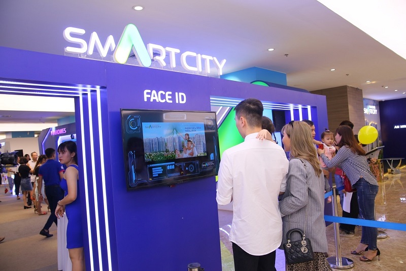 Khách hàng tham dự sự kiện check-in bằng công nghệ FaceID - “nhận diện gương mặt” tại lối vào. Đây là công nghệ sẽ được ứng dụng tại đại đô thị thông minh Vinhomes Smart City để đảm bảo tính an ninh – an toàn tối ưu khi cư dân trở về khu căn hộ và vào thang máy.