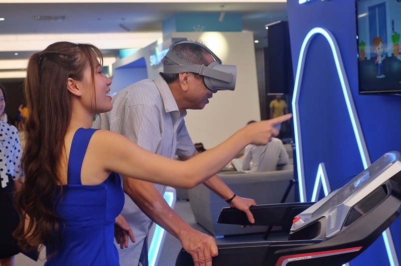 Ngay cả những vị khách lớn tuổi cũng đặc biệt thích thú hoạt động này. Trong ảnh là khách mời tên Kỳ (60 tuổi) đang đeo thử kính thực tế ảo VR để ngắm “một vòng” quanh đô thị thông minh Vinhomes Smart City. Theo ông, các công nghệ được áp dụng tại đô thị này hỗ trợ đắc lực cho người lớn tuổi.