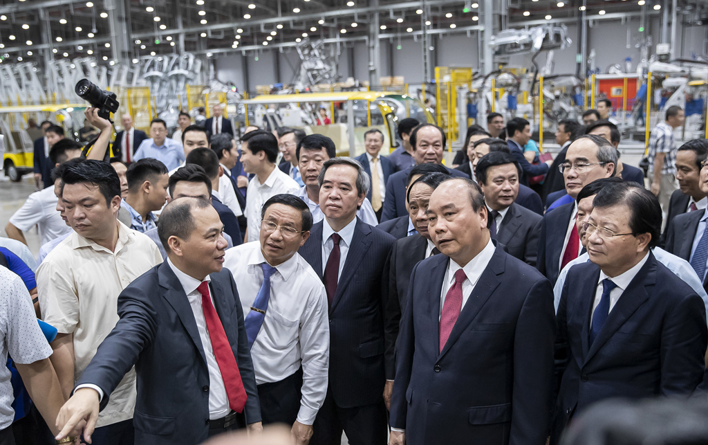 Chủ tịch Vingroup Phạm Nhật Vượng giới thiệu với Thủ tướng và các vị lãnh đạo cấp cao tại phân xưởng thân vỏ của nhà máy VinFast.