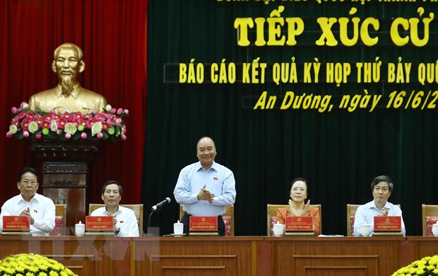 Thủ tướng Nguyễn Xuân Phúc và các đại biểu tại buổi tiếp xúc cử tri. (Ảnh: Thống Nhất/TTXVN)