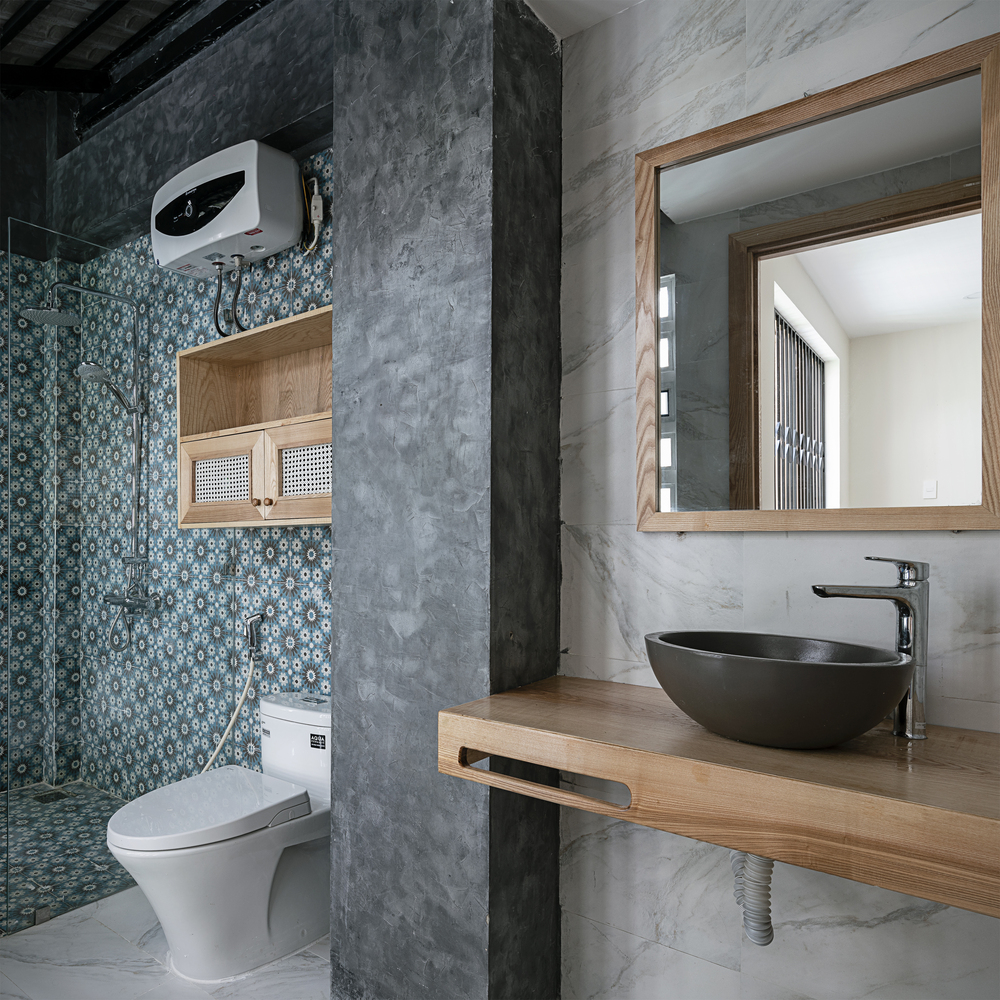 Phòng tắm và phòng vệ sinh được trang bị thiết bị hiện đại, màu sắc trang nhã.