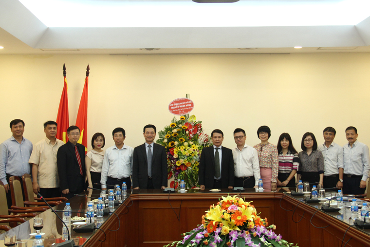 Bộ trưởng Nguyễn Mạnh Hùng chúc mừng Thông Tấn xã Việt Nam
