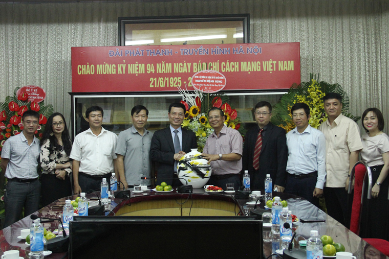 Bộ trưởng thăm và động viên cán bộ, phóng viên, biên tập viên Đài Phát thanh và Truyền hình Hà Nội