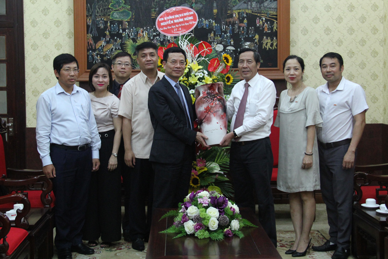 Bộ trưởng Nguyễn Mạnh Hùng chúc mừng Báo Nhân dân