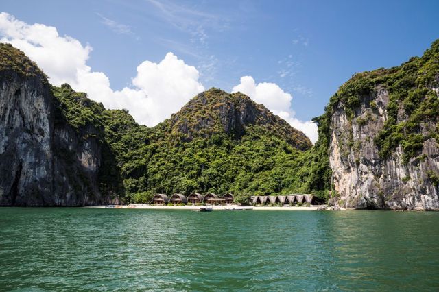 Castaway Island Resort nằm trong một hòn đảo nhỏ, xinh đẹp, thuộc quần đảo Cát Bà - Hải Phòng, một địa điểm du lịch nổi tiếng ở Việt Nam. Khu resort có thể cung cấp đầy đủ phòng cho 160 du khách, chủ yếu là du khách quốc tế. Phương tiện duy nhất để du khách có thể tới đảo là thuyền, mất khoảng 2 giờ đồng hồ từ cảng Bến Bính - Hải Phòng.