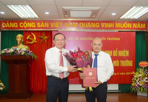 Thứ trưởng Bộ TN&MT Lê Công Thành (trái) trao Quyết định của Bộ trưởng Bộ TN&MT bổ nhiệm ông Hoàng Mạnh Hà giữ chức vụ Tổng Biên tập Báo Tài nguyên và Môi trường