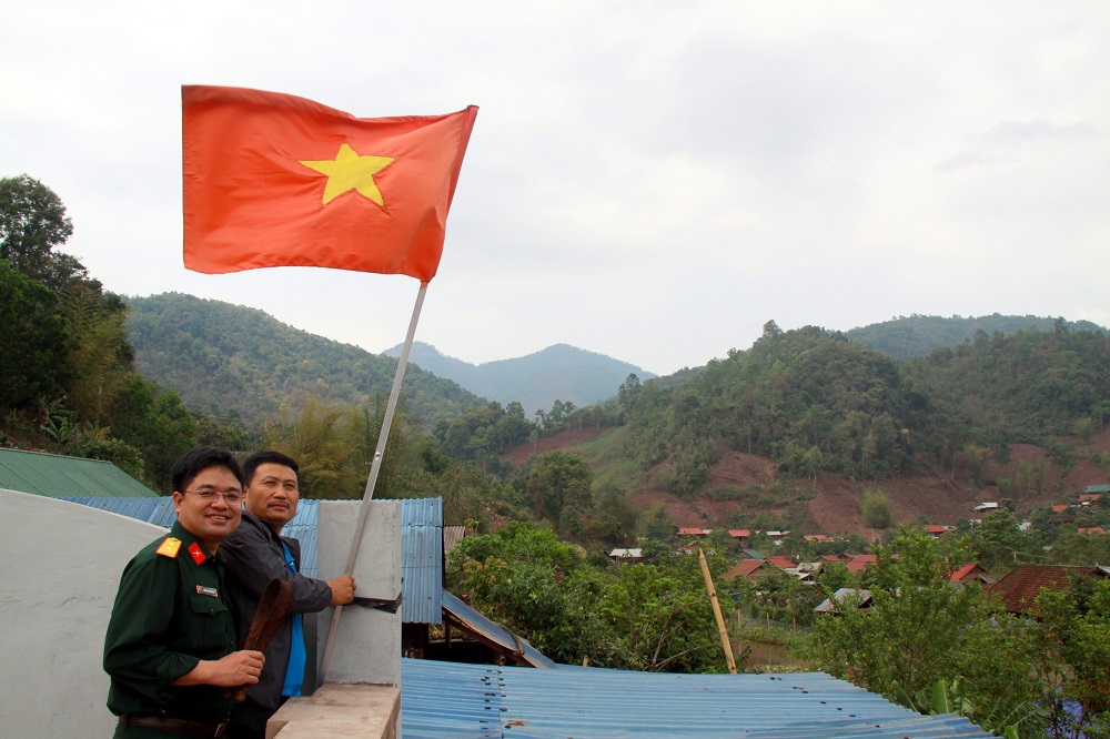 Nhà báo Nguyễn Văn Minh cùng già làng thượng Cờ Tổ quốc tại cực Tây a Pa Chải ngã ba biên giới.