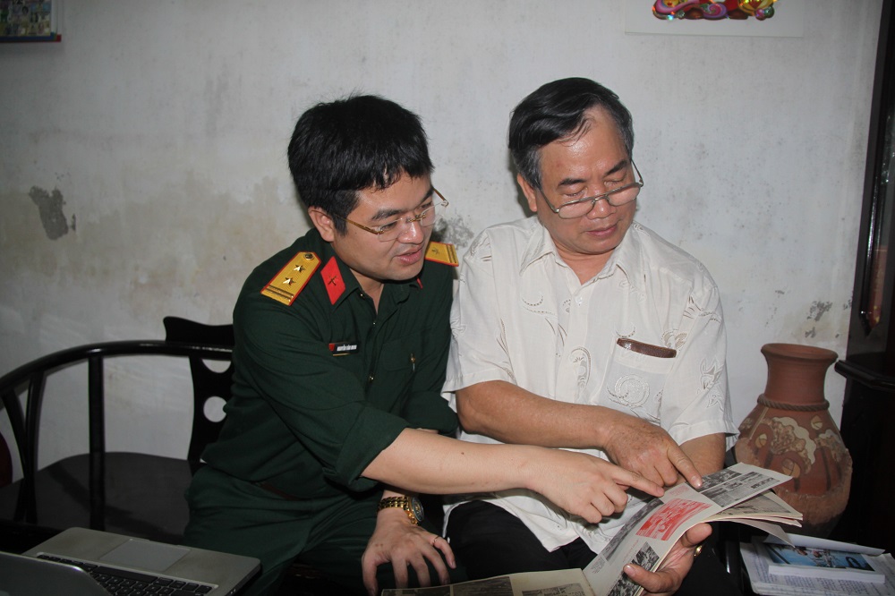 Nhà báo Nguyễn Văn Minh trao đổi cùng nhà báo Khắc Xuể, một trong hai nhà báo đầu tiên có mặt tại quần đảo Trường Sa tháng 5-1975.