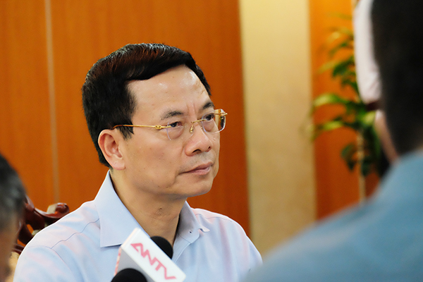 Theo Bộ trưởng Bộ TT&TT Nguyễn Mạnh Hùng, doanh nghiệp dù trong hay ngoài nước đều phải tuân thủ luật pháp của nước sở tại. Ảnh: Trọng Đạt