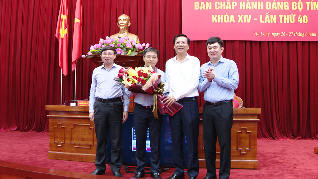 chúc mừng đồng chí Nguyễn Văn Thắng được bầu giữ chức Phó Bí thư Tỉnh uỷ, nhiệm kỳ 2015 - 2020.