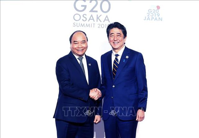 Thủ tướng Nhật Bản Shinzo Abe đón Thủ tướng Nguyễn Xuân Phúc. Ảnh: Thống Nhất – TTXVN