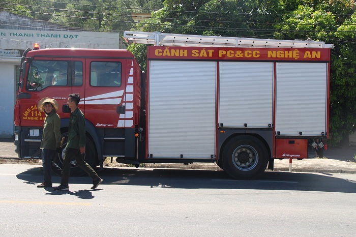 Xe cảnh sát PCCC của tỉnh Nghệ An vào tham gia chữa cháy tại Hà Tĩnh.