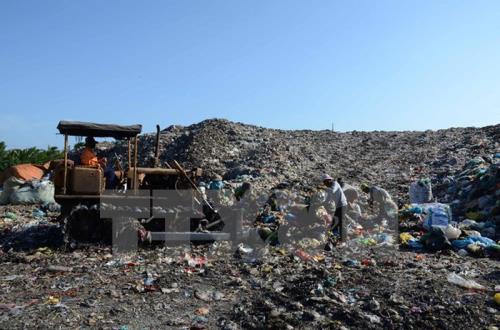 Bãi rác Nam Sơn là nơi xử lý chính rác thải của 4 quận nội thành Hà Nội với khoảng 4.000 tấn/ngày. Ảnh minh họa: TTXVN
