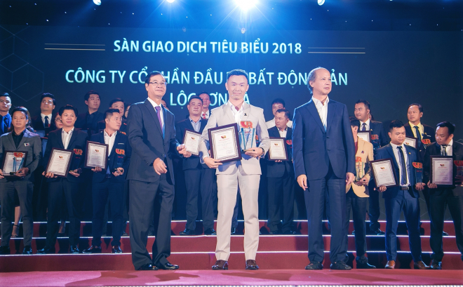 Ông Lê Hồng Quang - Tổng Giám đốc Lộc Sơn Hà miền Nam (đại diện Công ty) lên nhận giải thưởng