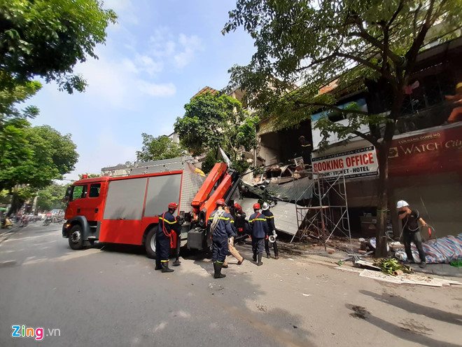 Hiện trường ngôi nhà bị sập trên phố Hàng Bông. Ảnh: Hồng Quang