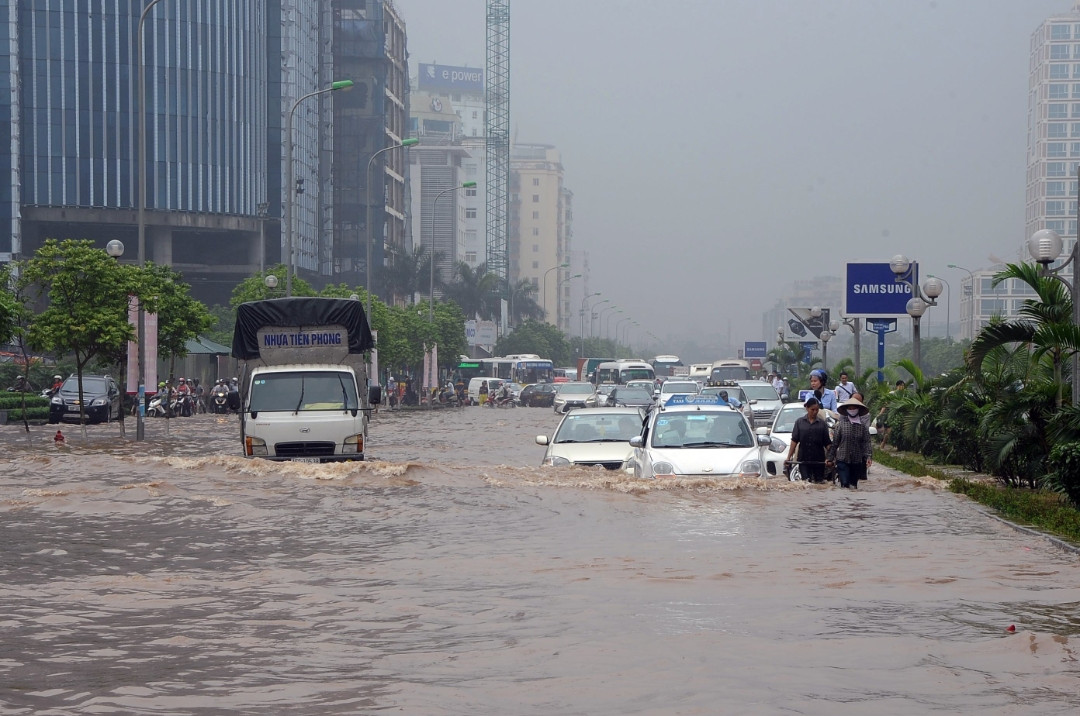 Ngập lụt tại khu vực đường Dương Đình Nghệ (Cầu Giấy, Hà Nội) sau cơn mưa lớn. Ảnh: Quang Quyết