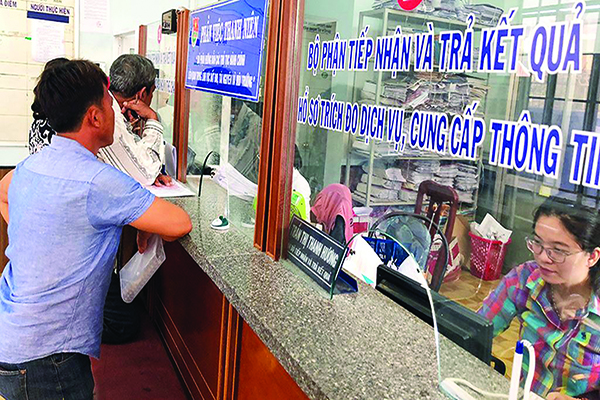 Người dân đến giao dịch tại văn phòng đăng ký đất đai ở huyện Vạn Ninh.
