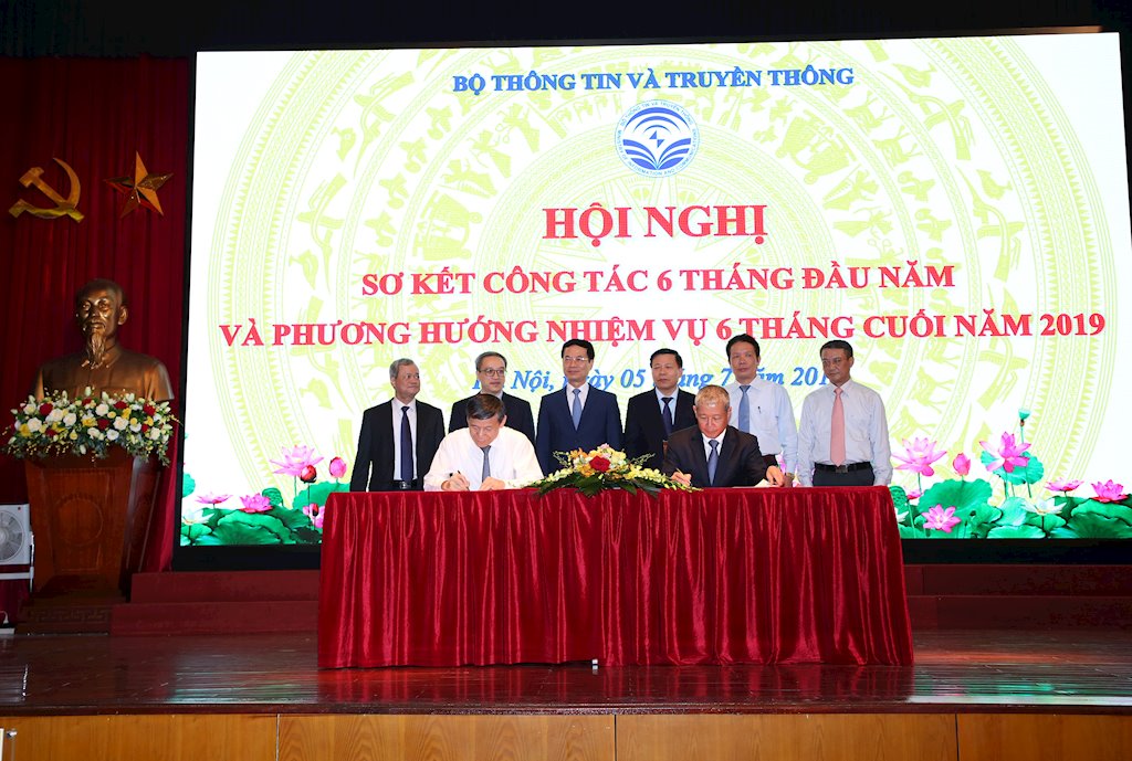 Thứ trưởng Bộ TT&TT Nguyễn Thành Hưng đại diện Bộ TT&TT ký kết chương trình phối hợp với UBND các tỉnh Bắc Kạn, Bắc Ninh.