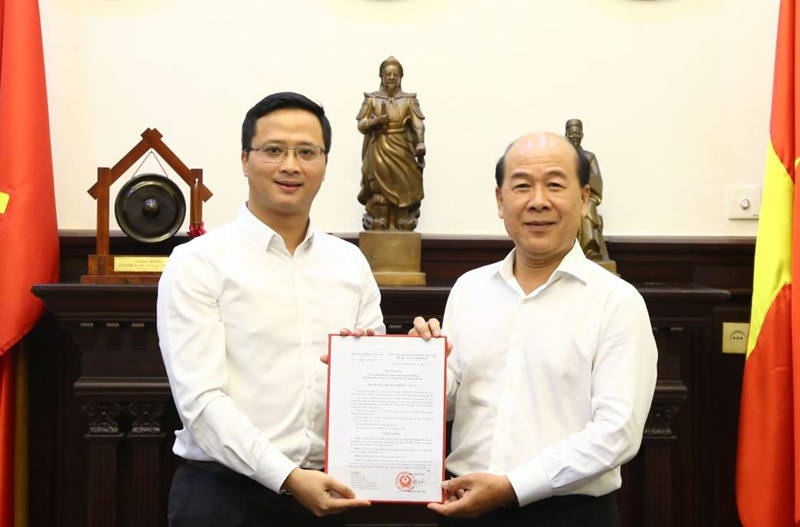 Thứ trưởng Bộ GTVT Nguyễn Văn Công trao quyết định cho ông Uông Việt Dũng.