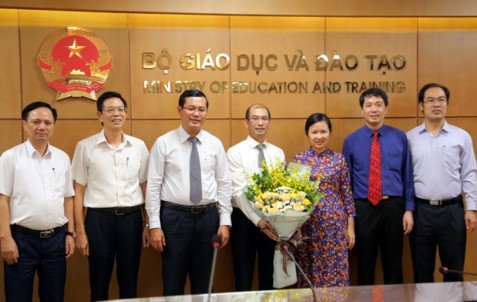 Lãnh đạo Bộ Giáo dục và Đào tạo, Cục Hợp tác quốc tế chúc mừng đồng chí Nguyễn Tiến Dũng.