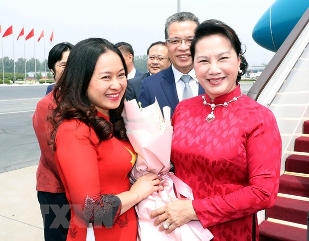 Các cán bộ, nhân viên Đại sứ quán Việt Nam và cộng đồng người Việt Nam tại Trung Quốc đón Chủ tịch Quốc hội Nguyễn Thị Kim Ngân tại Sân bay Quốc tế Bắc Kinh. (Ảnh: Trọng Đức/TTXVN)