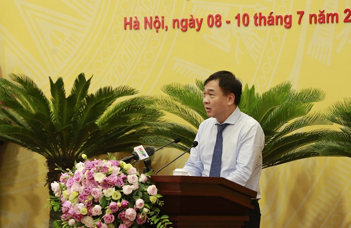 Giám đốc Sở Xây dựng Lê Văn Dục trình của UBND TP xin ý kiến thông qua Đồ án điều chỉnh quy hoạch cấp nước Thủ đô Hà Nội đến năm 2030, tầm nhìn đến năm 2050
