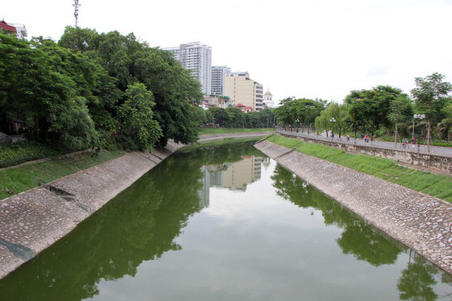 Sông Tô Lịch có chiều dài khoảng 14km, chảy qua địa phận 6 quận, huyện của Hà Nội. Đây là dòng thoát nước chính, tiếp nhận hầu hết nước thải trong khu vực nội thành.