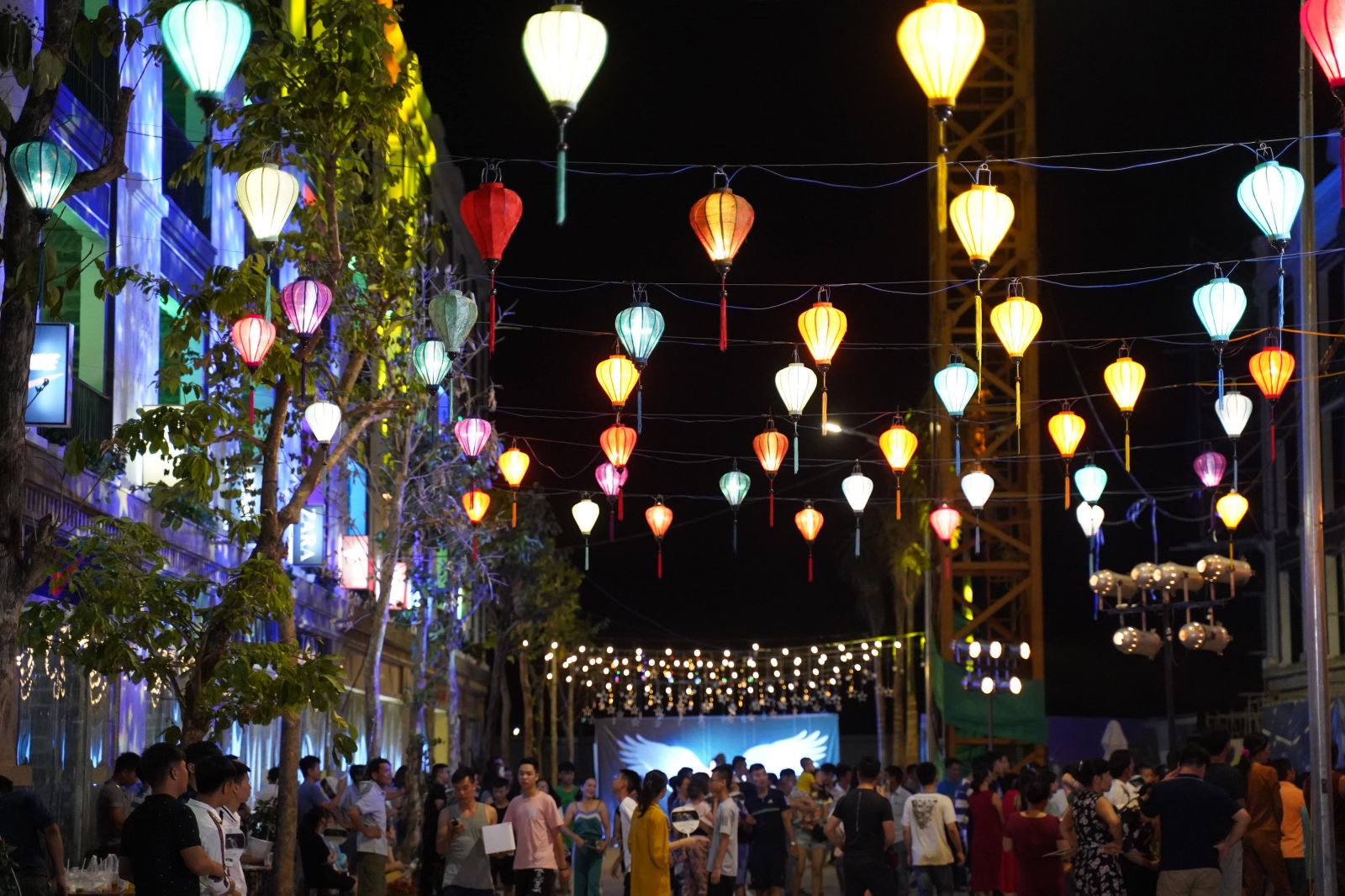 Hàng trăm người dân xứ Thanh đã đến tham dự lễ giới thiệu phố đêm Hoa Châu