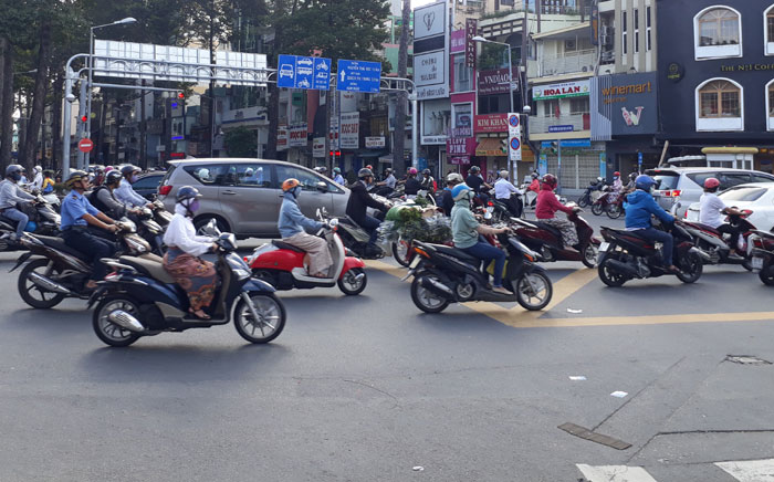 Xe ô tô lưu thông trên đường Nguyễn Văn Cừ rẽ vào Trần Hưng Đạo (quận 1) dự kiến phải nộp phí.