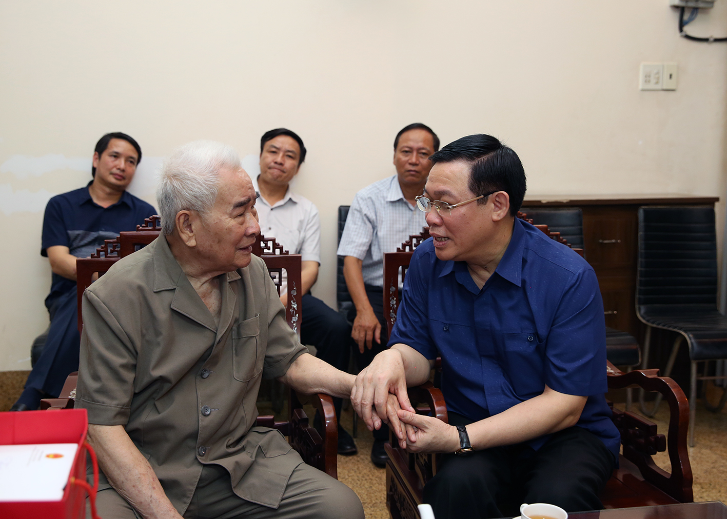 Phó Thủ tướng Vương Đình Huệ thăm thương binh 2/4 Phạm Chí Công, 95 tuổi, nguyên là Quyền Chủ tịch UBND tỉnh Bình Định - Ảnh: VGP/Thành Chung