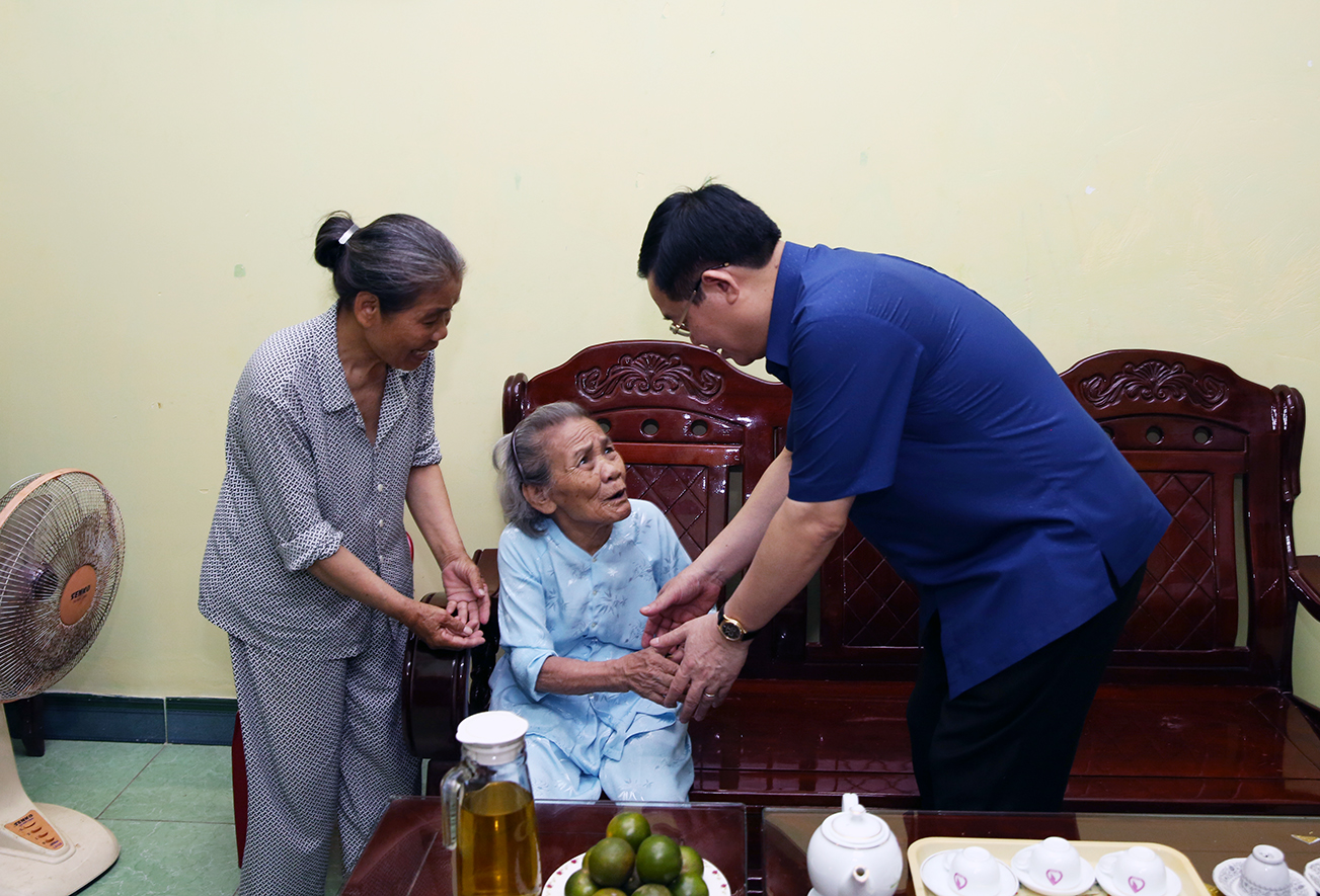 Phó Thủ tướng Vương Đình Huệ thăm Mẹ Việt Nam Anh hùng Trần Thị Diệu, 94 tuổi, có 5 người con là liệt sĩ - Ảnh: VGP/Thành Chung